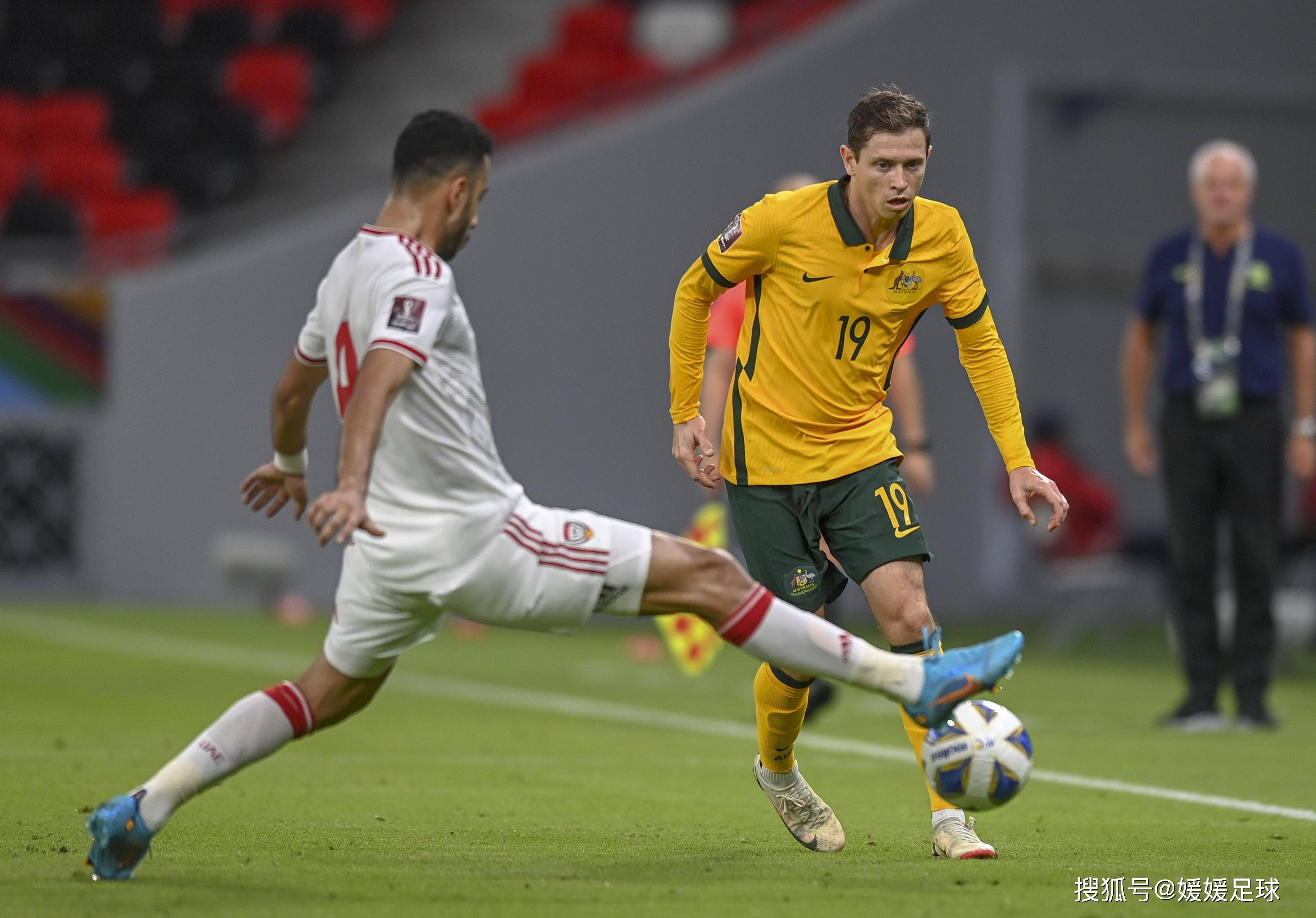 国际足球比赛呈现热闹场面,球员奋力争胜的简单介绍 国际足球比赛呈现热闹场面,球员奋力争胜的简单介绍